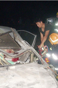 香港迪斯尼司机打瞌睡酿车祸 车头严重损毁